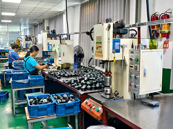 The picture shows the GELWERK factory assembling the bearings