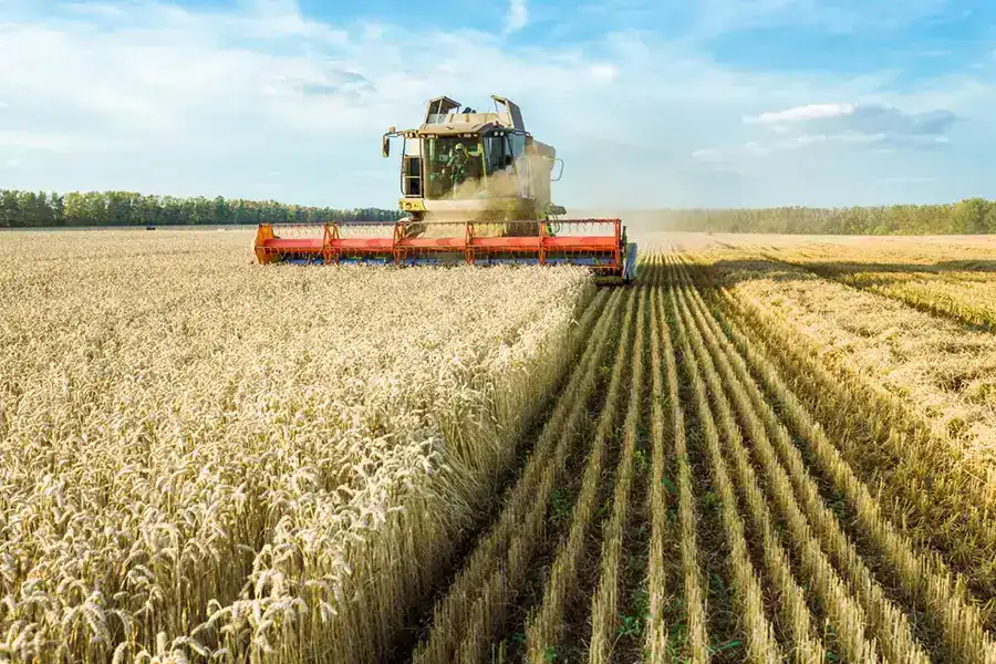 Harvesting machinery equipped with reliable agricultural hub units